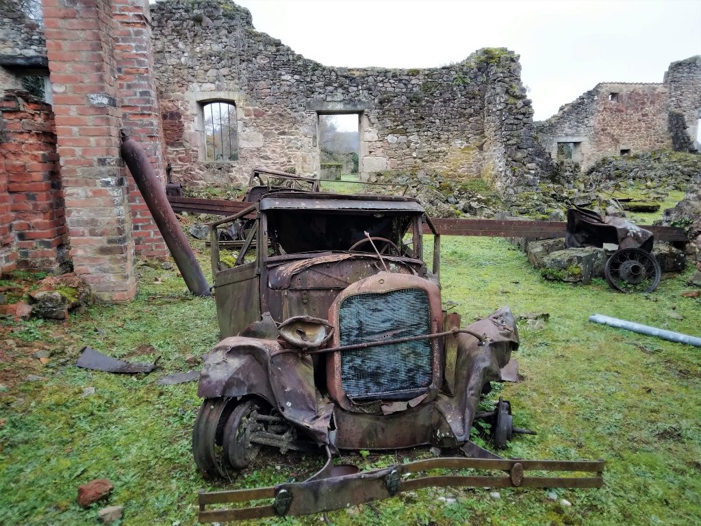 Ruines et voiture carbonisée à Oradour sur Glane