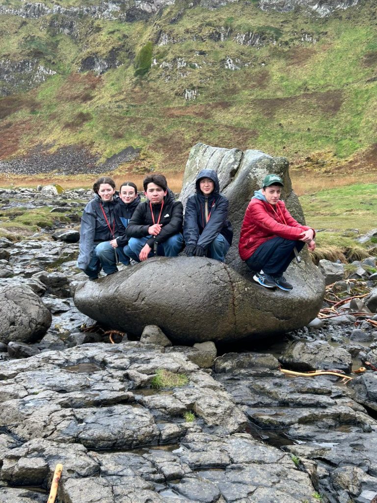 les jeunes s'amusent sur les rochers